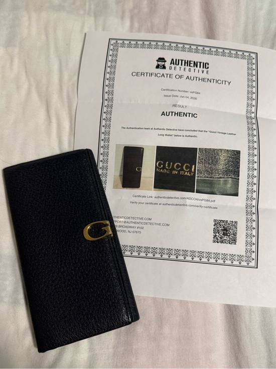 Gucci Accessories - Gucci Vintage Navy Pebbled Leather Cardholder/Wallet with Gold tone Logo clasp!😮